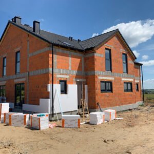 Gostyń Górna czworak zakończony stan surowy zamknięty i początek elewacji