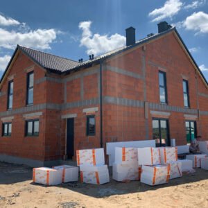 Gostyń Górna czworak zakończony stan surowy zamknięty i początek elewacji